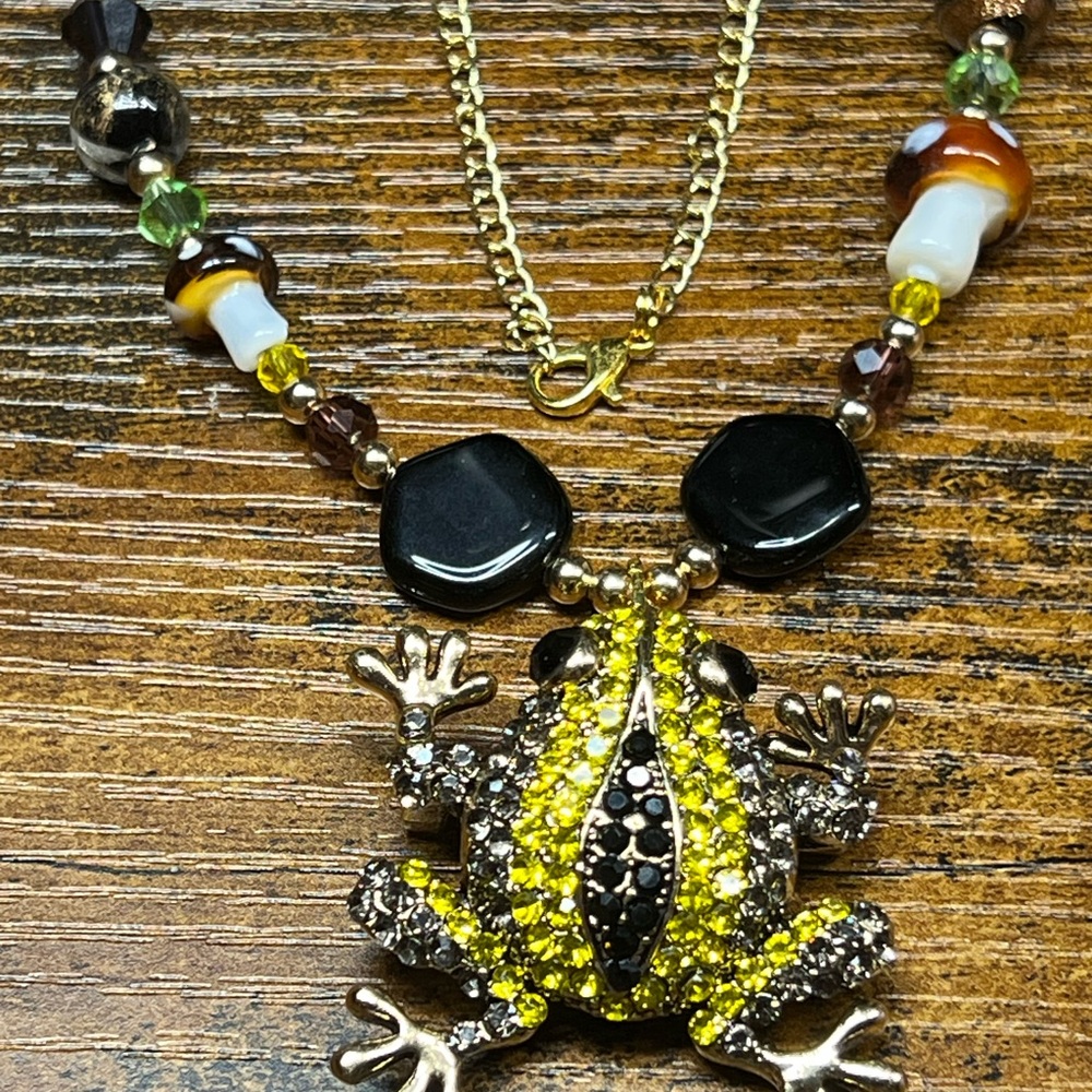 Elegant Gold and Black Frog Pendant Necklace (removable Frog) Look he’ waving !!
